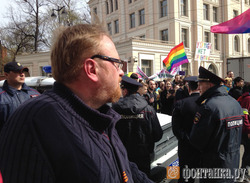 “Можно я ему голову оторву?”: полиция Петербурга оградила ЛГБТ-активистов от Милонова на первомайском шествии